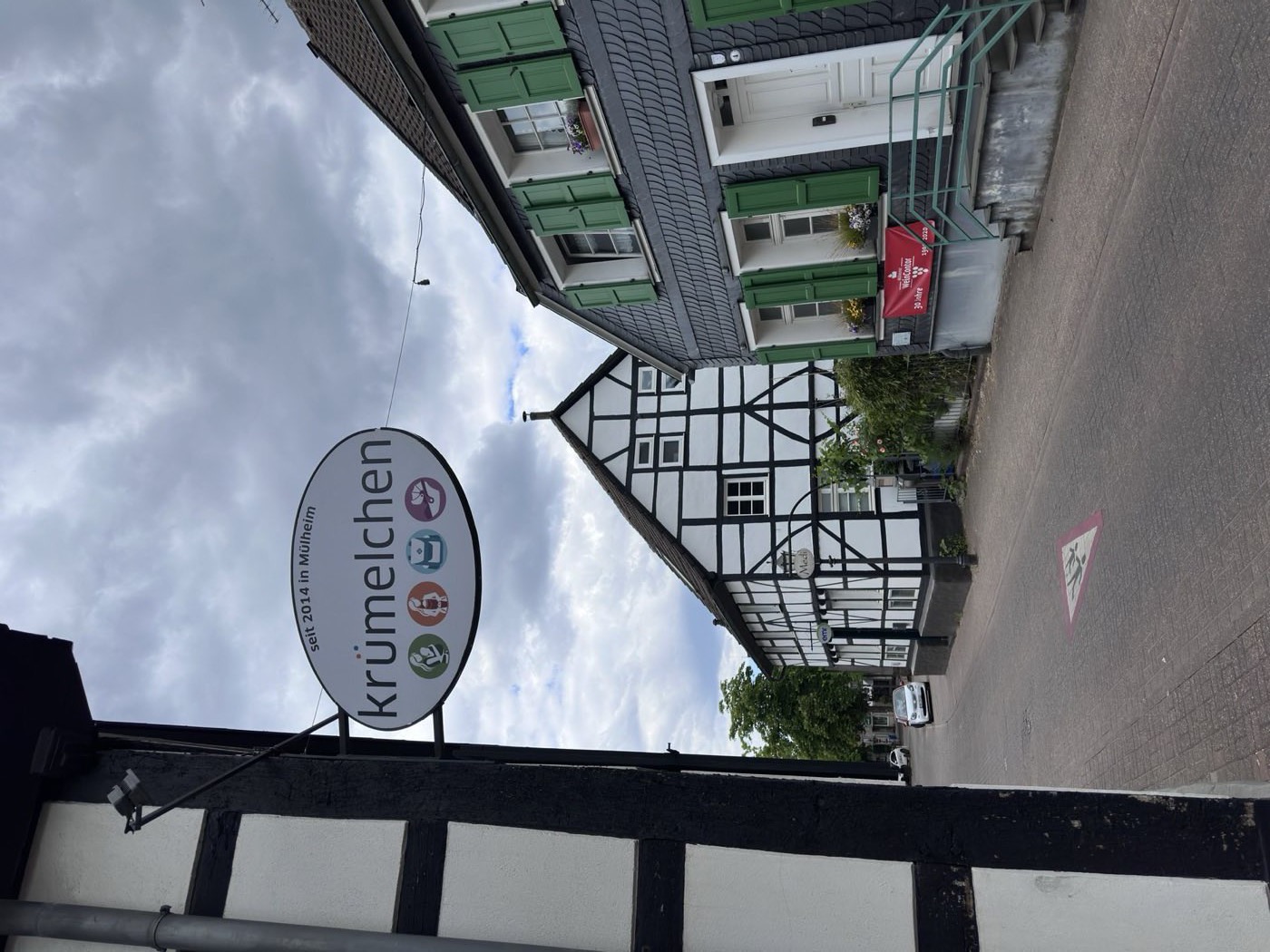 krümelchen Ladengeschäft in Mülheim an der Ruhr — Seitenansicht mit Schild