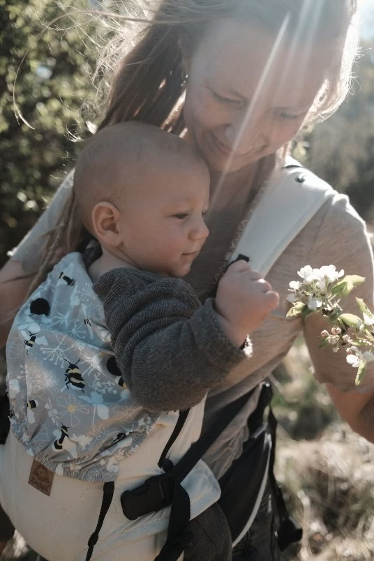 Ruckeli-Babytrage-Nature-Save-the-Bees_3.webp