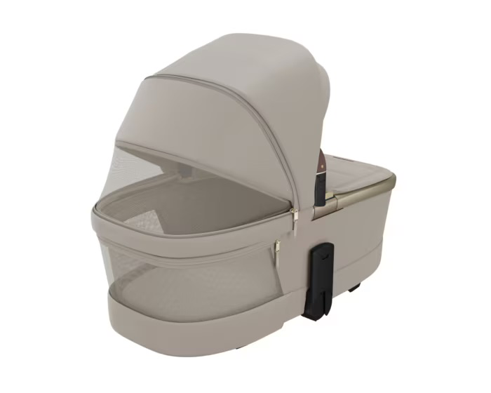 MCBS11221523400_F2_2026_maxicosi_stroller_carrycot_famecarrycot_sapphiresand_bestsleepcomfort_3qrt.webp