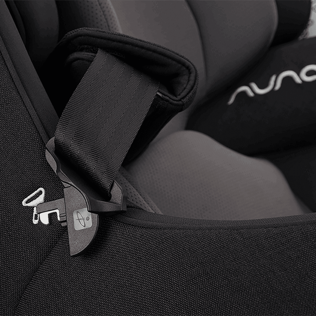 nuna_relxwind_caviar_detail_buckle_gl_web.webp