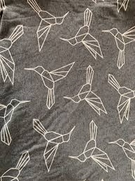 [501641-501647] Hoppediz elastisches Tragetuch (Grau mit Kolibris)