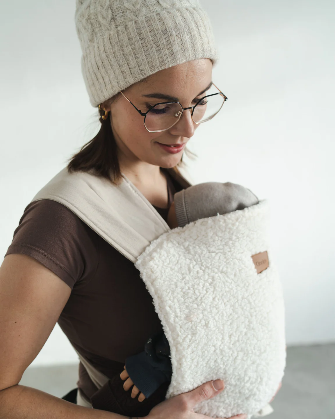 [503925-06] Qookie Vario Vollschnallentragehilfe (Ab Ca. 56 - 92 cm / 15 Kilo) (Teddy Creme)