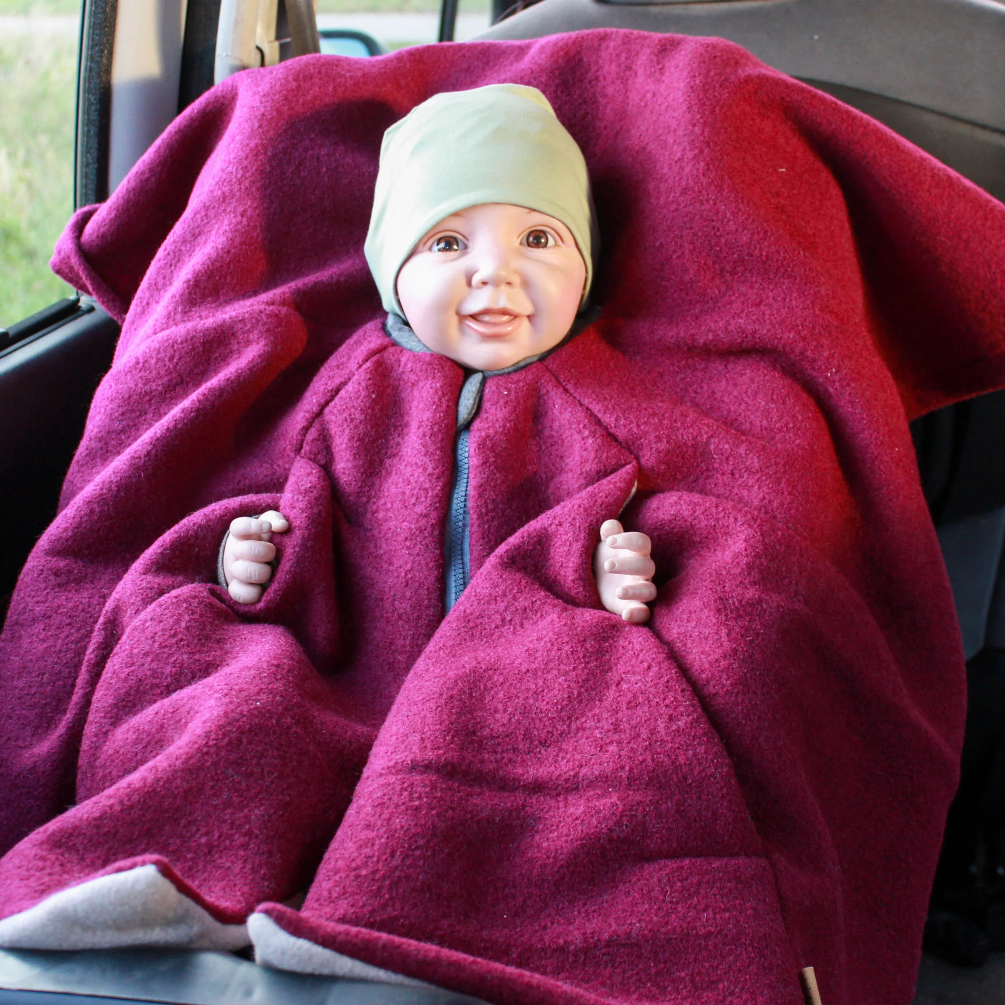 [504012-06] Kikkifax Kindersitzponcho aus Wollwalk (Himbeere)