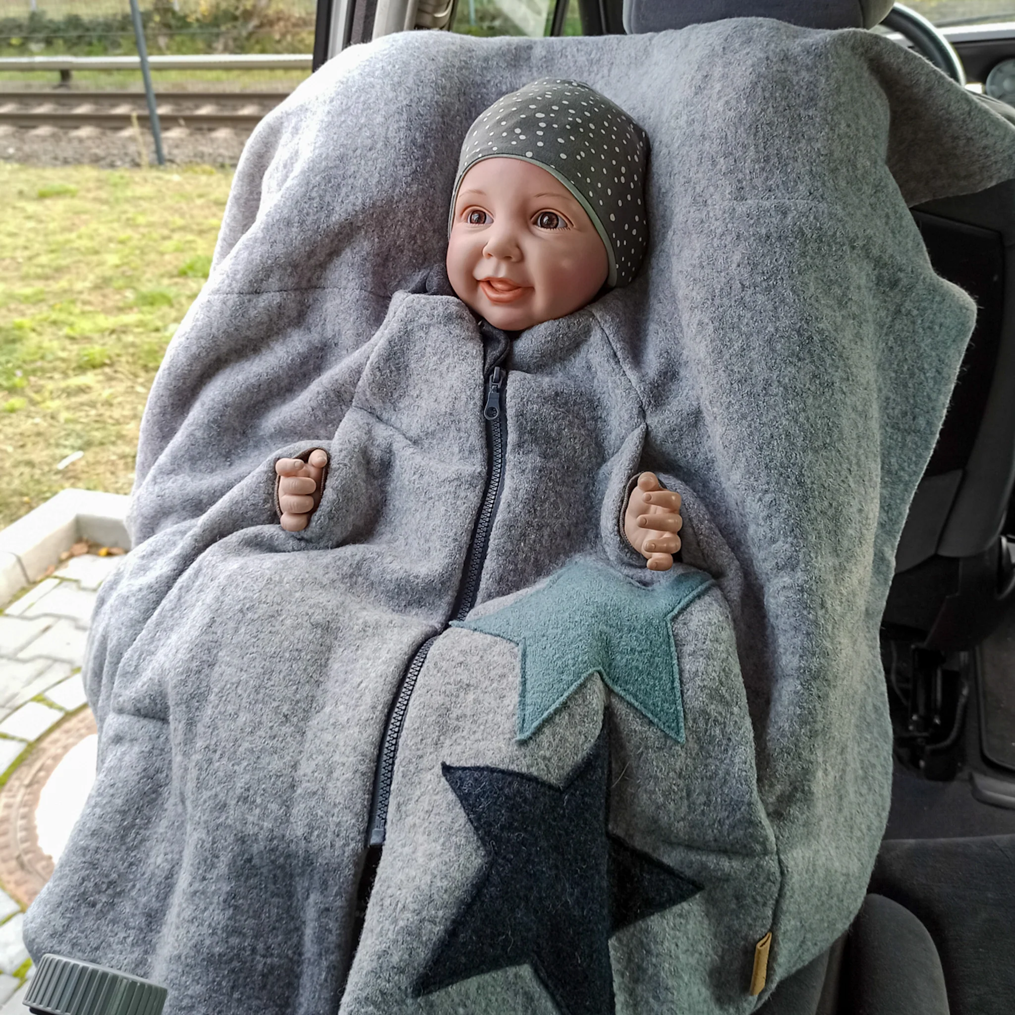 [504012-08] Kikkifax Kindersitzponcho aus Wollwalk (Sterne Grau)