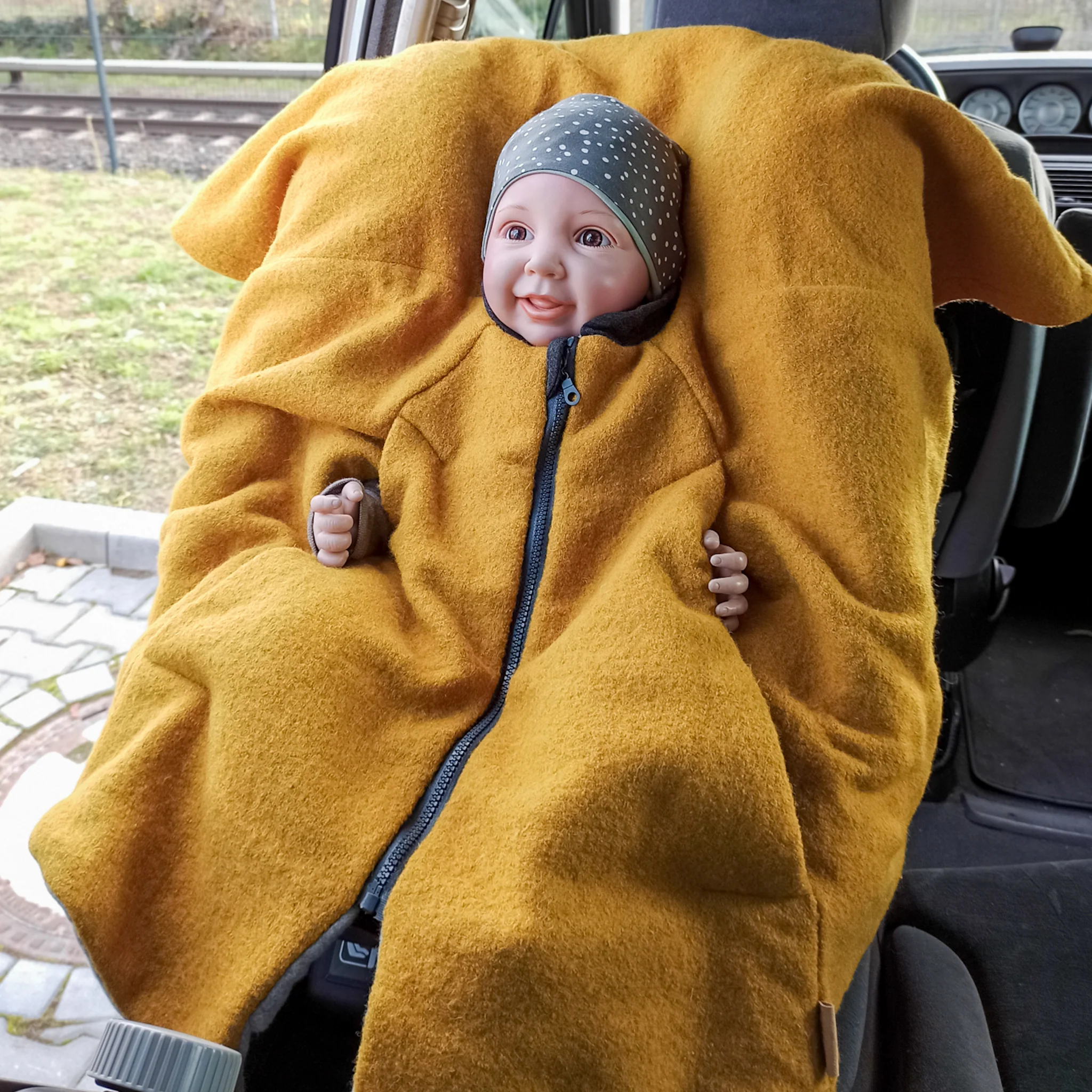 [504012-09] Kikkifax Kindersitzponcho aus Wollwalk (Pure Curry)