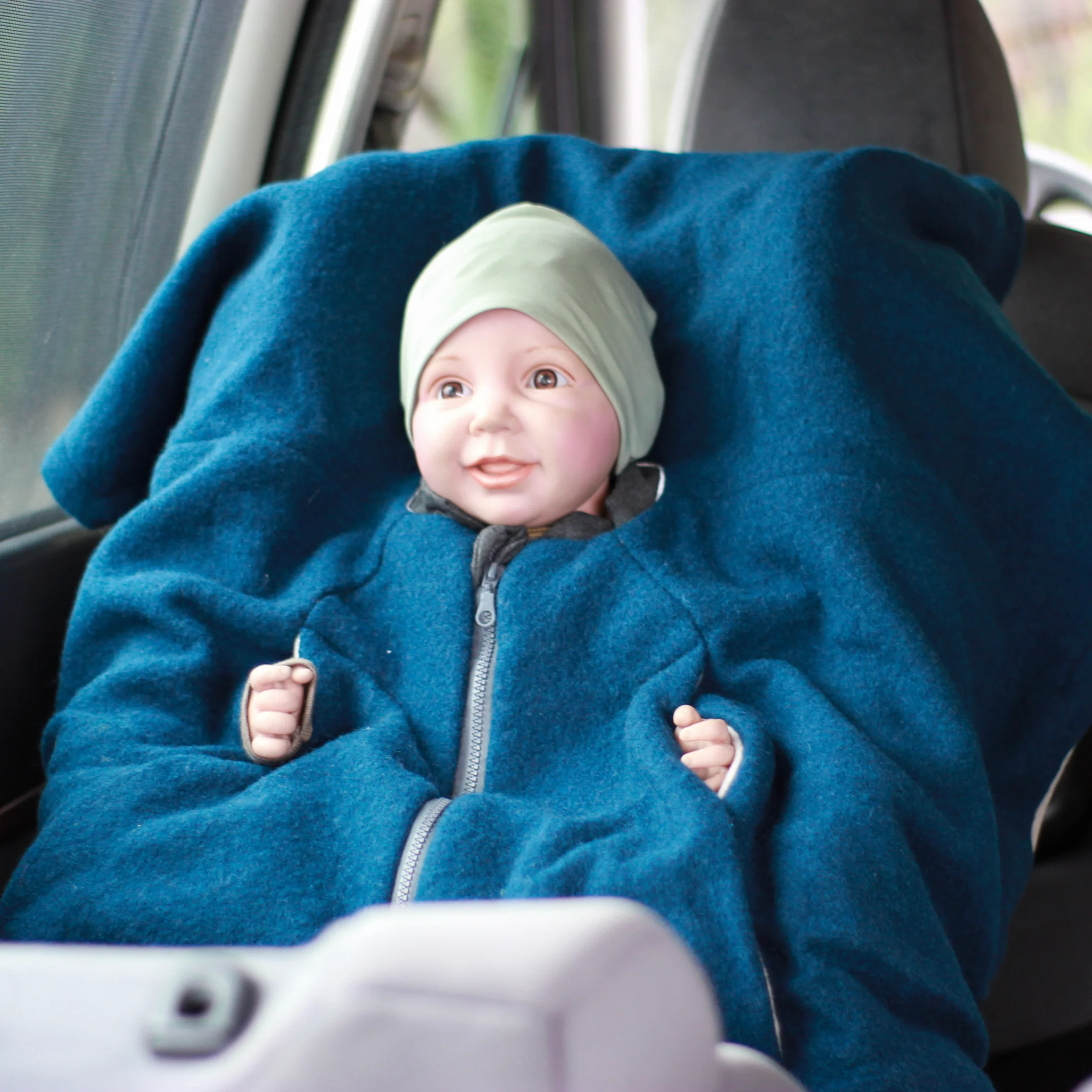 [504012-10] Kikkifax Kindersitzponcho aus Wollwalk (Ocean)