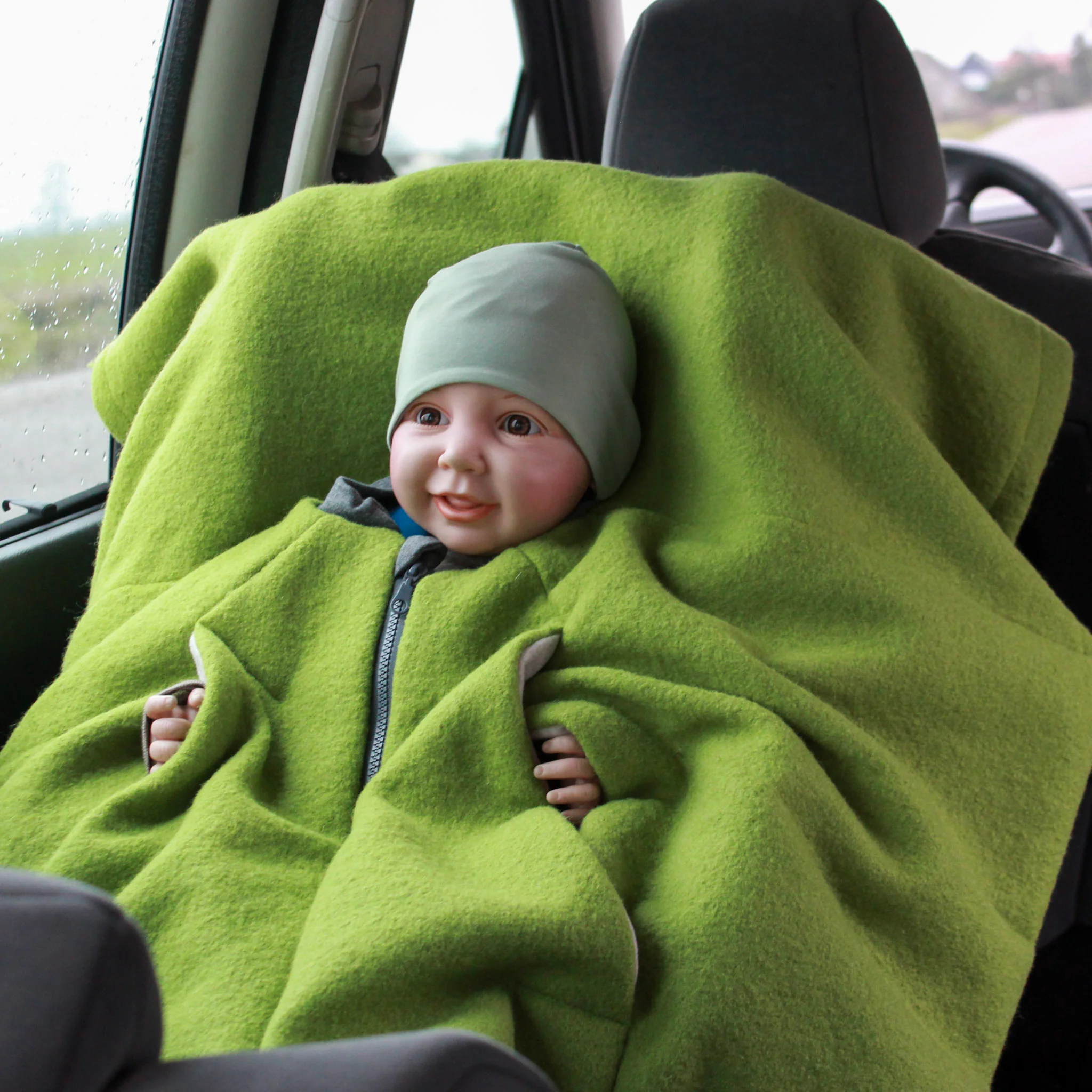 [504012-12] Kikkifax Kindersitzponcho aus Wollwalk (Pure Apple)