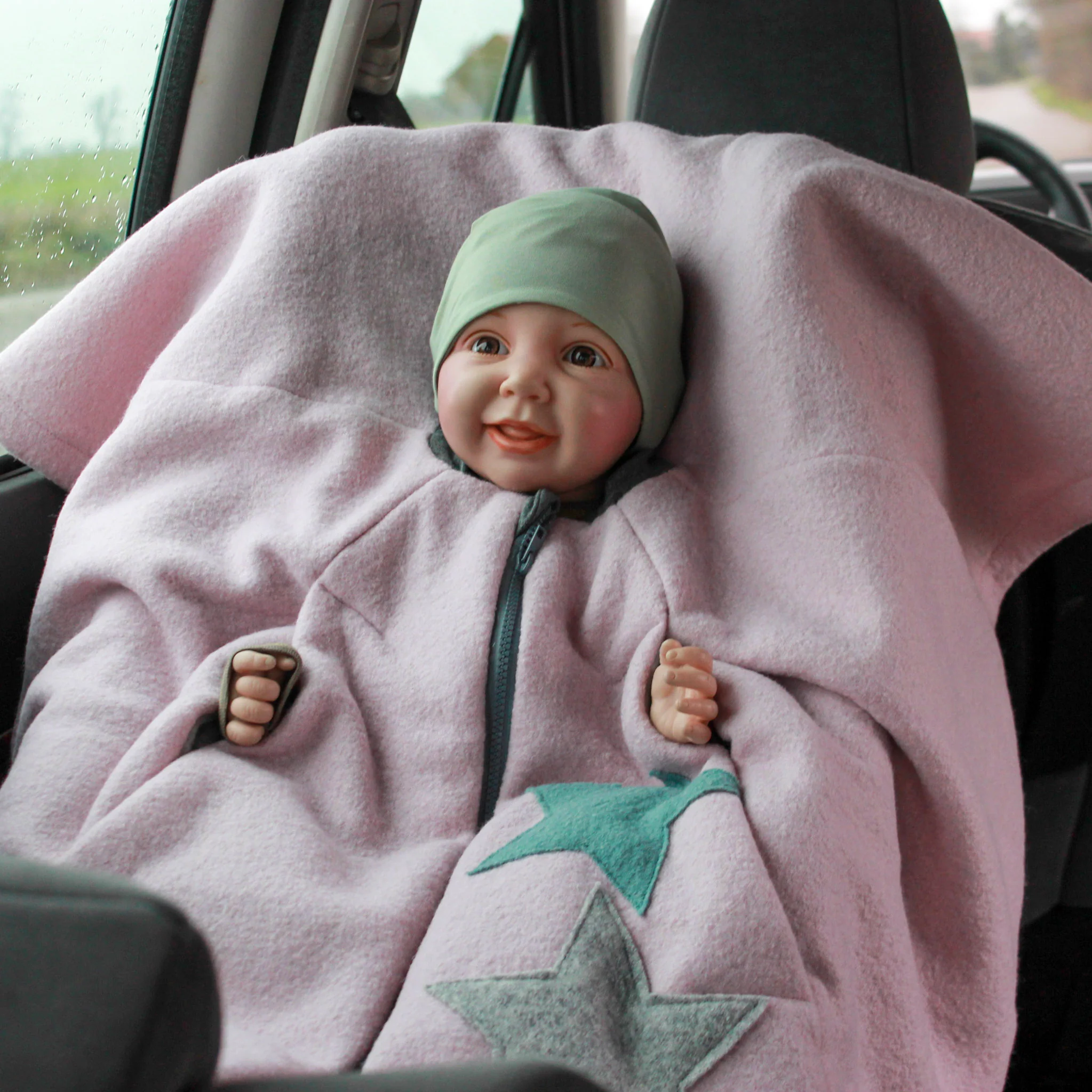 [504012-15] Kikkifax Kindersitzponcho aus Wollwalk (Sterne Powder)