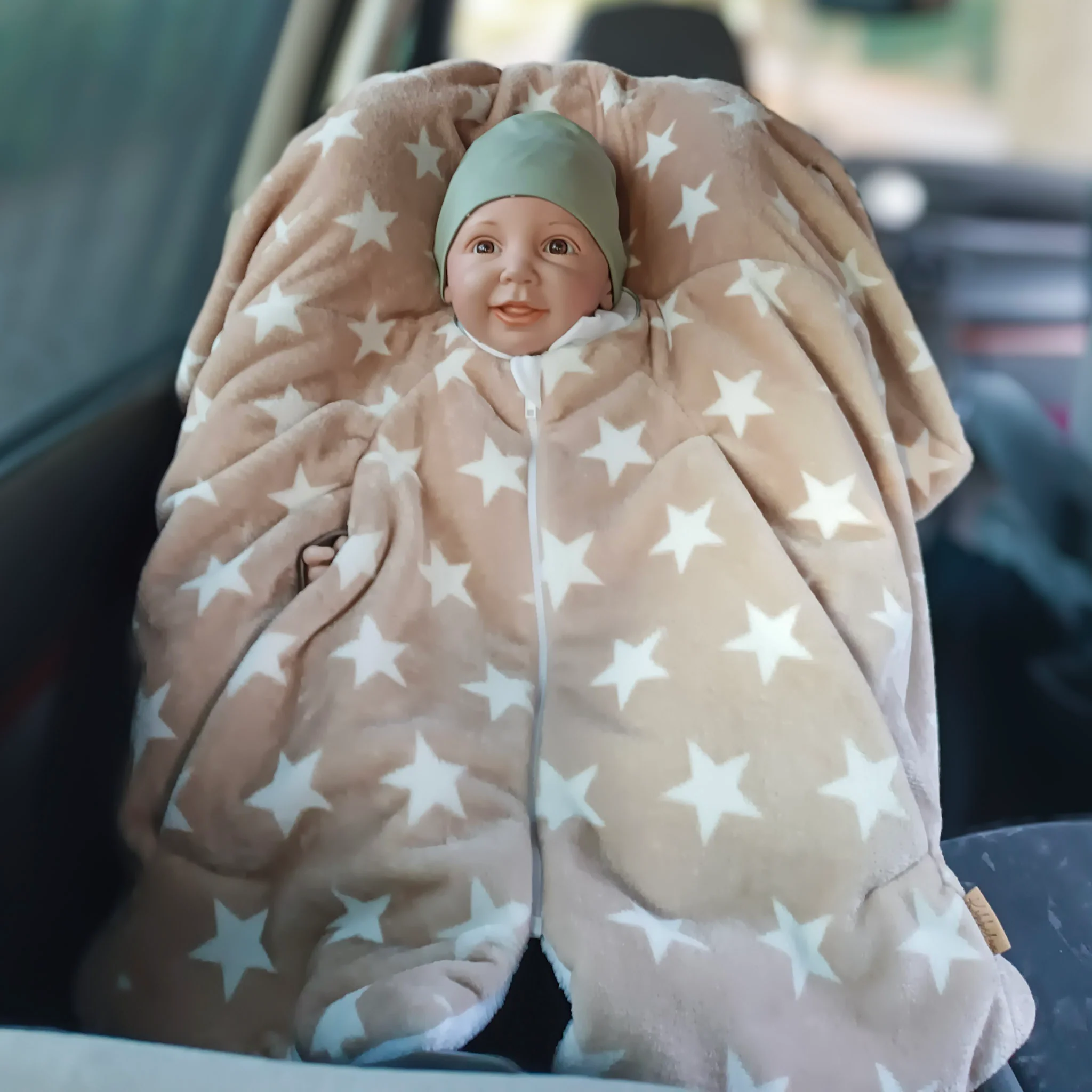 [504013-06] Kikkifax Kindersitzponcho aus Fleece (Beige Stars)