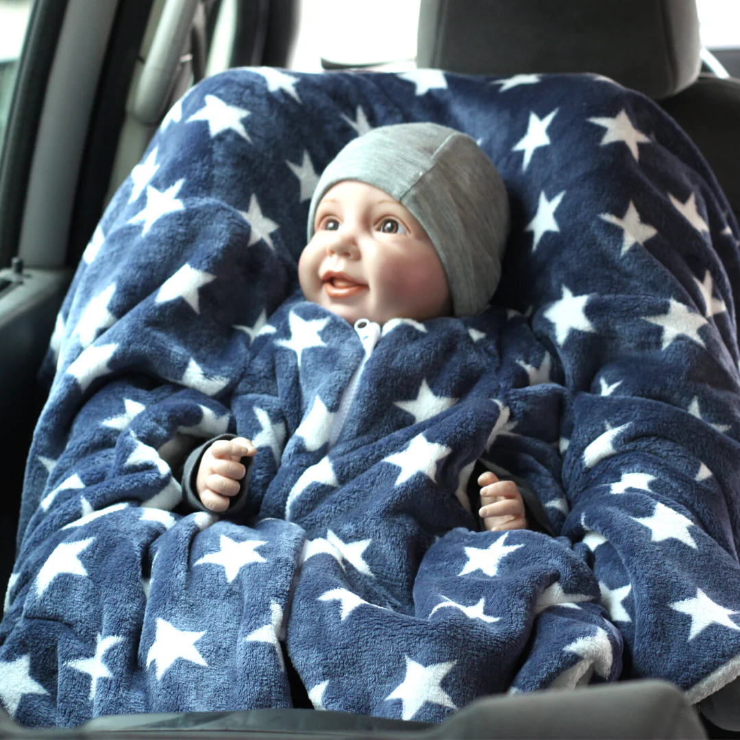 [504013-08] Kikkifax Kindersitzponcho aus Fleece (Blue Stars)